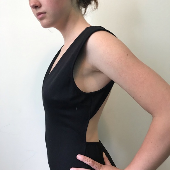 Perfect lil black dress for prom!!
backless deep v neck snaps at back neck - Picture 10 of 12
